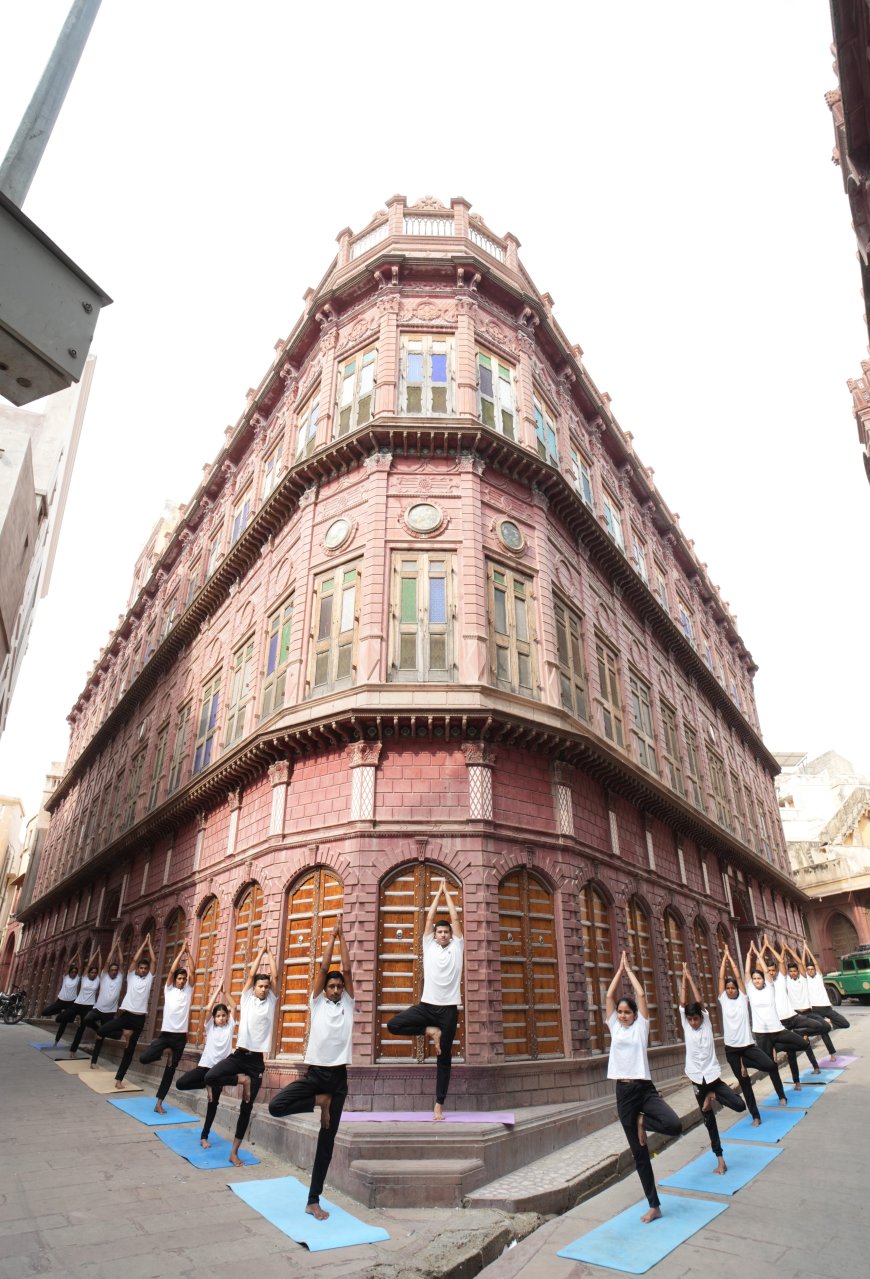 रामपुरिया हवेलियों के सामने  प्रातः योग साधकों ने अंतरराष्ट्रीय “योग प्रोटोकॉल”
