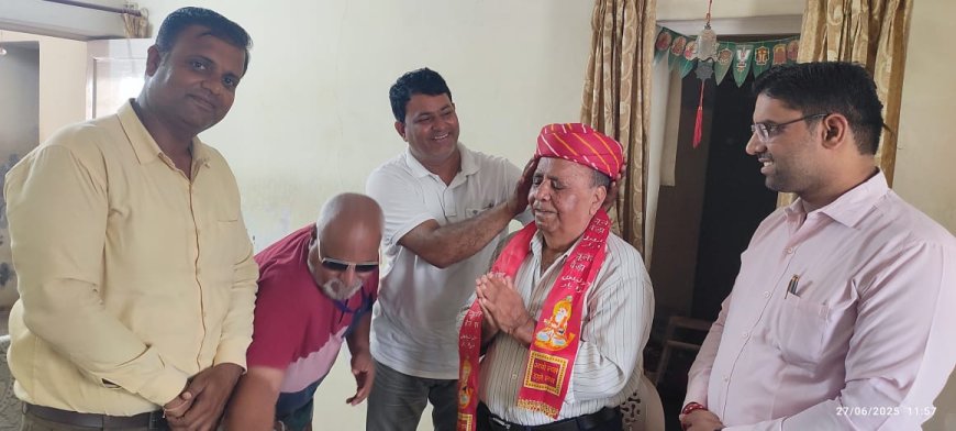 सिन्धु समाज के वरिष्ठ जनों द्वारा पत्रकार बन्धुओं का अभिनंदन.........