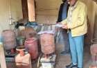 घरेलू गैस की अवैध रिफिलिंग पर रसद विभाग ने की कार्रवाई