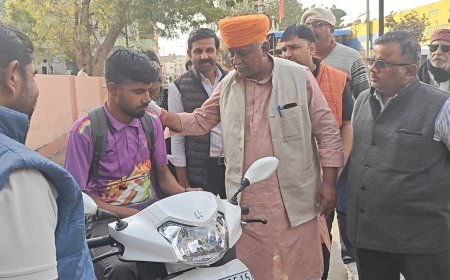 विधायक जेठानंद व्यास ने मुख्यमंत्री दिव्यांग स्कूटी योजना के तहत लाभार्थियों की दी स्कूटियां