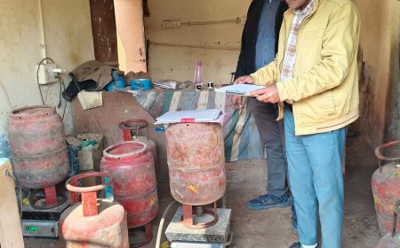 घरेलू गैस की अवैध रिफिलिंग पर रसद विभाग ने की कार्रवाई